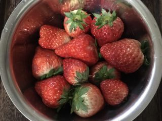 4、6寸巧克力裸蛋糕,草莓、车厘子洗净,擦干水分