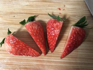 5、6寸巧克力裸蛋糕,我用的草莓比较大,所以切成了4瓣,如果不是太大的一切二就可以了