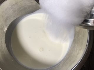 6、6寸巧克力裸蛋糕,20克白砂糖倒入淡奶油中,打发至8分