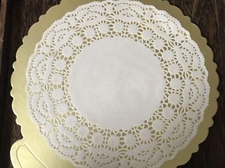 7、6寸巧克力裸蛋糕,准备好蛋糕底垫