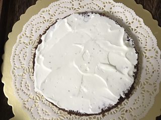 9、6寸巧克力裸蛋糕,抹上一层奶油