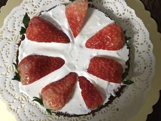 10、6寸巧克力裸蛋糕,铺上草莓