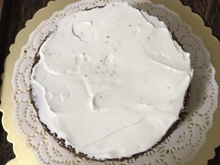 12、6寸巧克力裸蛋糕,抹上奶油