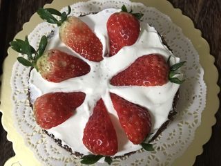 13、6寸巧克力裸蛋糕,再铺一层草莓