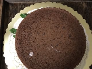 14、6寸巧克力裸蛋糕,盖上最后一片蛋糕片