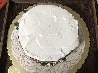 15、6寸巧克力裸蛋糕,抹上奶油