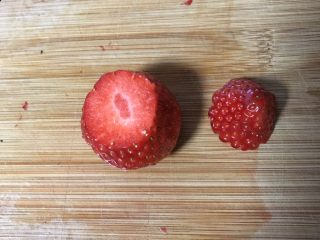 16、6寸巧克力裸蛋糕,用草莓做一个小雪人:在一颗草莓三分之一处切开