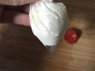 17、6寸巧克力裸蛋糕,将一点点奶油装进保鲜袋,底部剪小孔