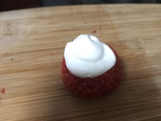 18、6寸巧克力裸蛋糕,挤在草莓上