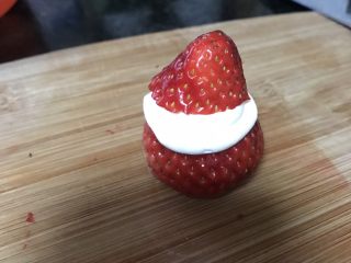 19、6寸巧克力裸蛋糕,盖上草莓尖