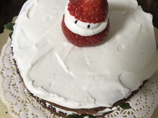 21、6寸巧克力裸蛋糕,将雪人摆在蛋糕中央