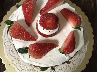 22、6寸巧克力裸蛋糕,周围摆上草莓块