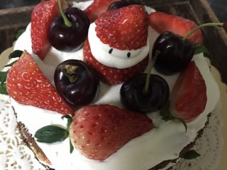 23、6寸巧克力裸蛋糕,加几颗车厘子