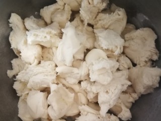 3、汉堡包,然后把中种面团撕成小块混合在一起