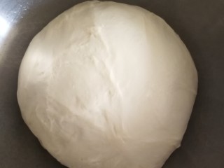 6、汉堡包,放温暖处发酵至1.5倍大，用手蘸面戳一下，不反弹不回缩，就是发酵好了