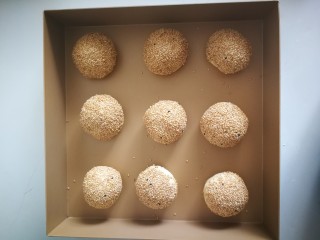 9、汉堡包,放烤箱28度，放一碗水，发酵至两倍大