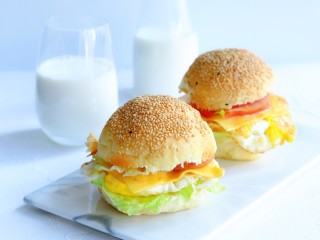 15、汉堡包,来杯牛奶美美的吃早餐吧