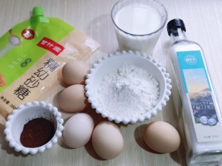 1、圣诞老人可可草莓杯子蛋糕,准备食材，并称重。