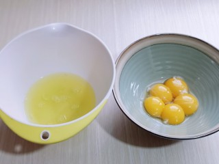 2、圣诞老人可可草莓杯子蛋糕,蛋黄和蛋清，分别再无油无水的容器里。