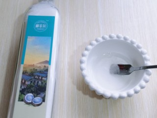 3、圣诞老人可可草莓杯子蛋糕,椰子油隔水融化。