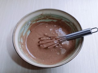 6、圣诞老人可可草莓杯子蛋糕,拌至无干粉即可，放旁边备用。