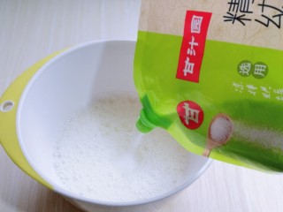 7、圣诞老人可可草莓杯子蛋糕,蛋白打发，往蛋白里加入柠檬汁(白醋也可以)电动打蛋器将蛋白中速打发至呈现鱼眼泡。 加入三分之糖，继续高速打发。(幼砂糖 颗粒比较细更容易融化，主要可以用作烘焙、凉拌等新包装是螺旋口的也更方便）