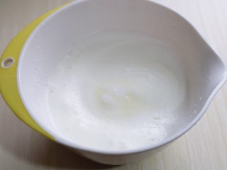 8、圣诞老人可可草莓杯子蛋糕,蛋清泡消失，细腻时再加入三分之一的糖，继续打发。