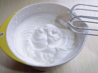 9、圣诞老人可可草莓杯子蛋糕,电动打蛋器高速打发，打至湿性发泡时加入最后的三分之一糖，，继续打发至蛋白出现细腻的纹路，将电动打蛋器调低速打发一会儿，感觉有些阻力时，就可以停止打发，以免消泡，提起打蛋器有微微的弯勾就可以。