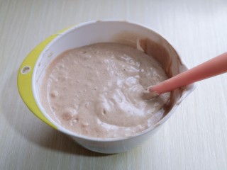 11、圣诞老人可可草莓杯子蛋糕,最后将可可蛋黄糊倒入蛋白霜的容器中，继续翻拌的手法，直至看不到蛋白霜即可。拌好的蛋糕糊，细腻光滑，饱满。