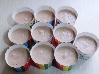 12、圣诞老人可可草莓杯子蛋糕,倒入纸杯中。(用裱花袋将蛋糕糊挤入杯中也可以)