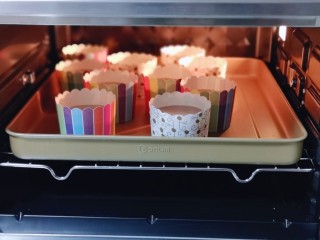 13、圣诞老人可可草莓杯子蛋糕,烤盘入烤箱中层。