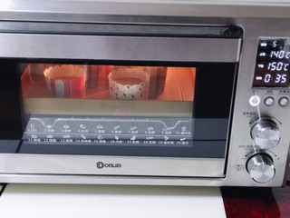 14、圣诞老人可可草莓杯子蛋糕,上管140度，下管150度烤35分钟。(烤箱时间及温度仅供参考)