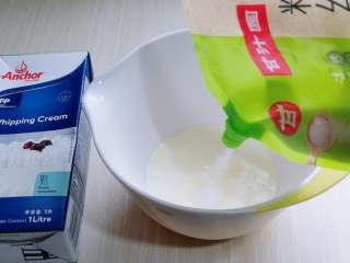 15、圣诞老人可可草莓杯子蛋糕,做奶油，将奶油倒入深口的器具中，加入糖。