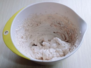 16、圣诞老人可可草莓杯子蛋糕,启动电动打蛋器先中速打发，奶油粘稠时高速打发至明显纹路即可。