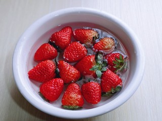 17、圣诞老人可可草莓杯子蛋糕,草莓去根，加入盐泡10分钟。