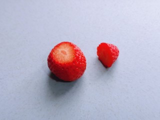 18、圣诞老人可可草莓杯子蛋糕,将草莓的尖部切下来，如图。