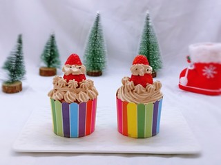 21、圣诞老人可可草莓杯子蛋糕,用熟黑芝麻装饰了眼睛。