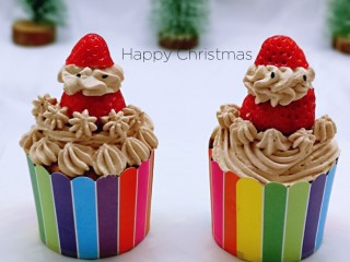 22、圣诞老人可可草莓杯子蛋糕,简约～粗暴，同样可以享受。