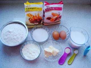 1、奶香汉堡胚,食材称好备用。