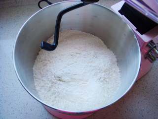 3、奶香汉堡胚,倒入奶粉和面粉。