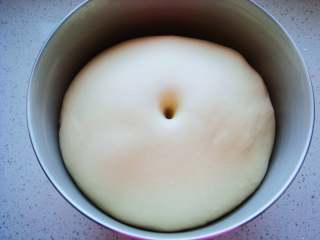 8、奶香汉堡胚,发酵至两倍大。手指沾上干面粉扎孔,不回缩不塌陷就发酵好了。