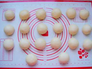 10、奶香汉堡胚,依次做好。