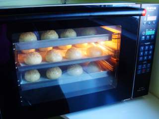 16、奶香汉堡胚,猛犸象智能热风炉提前预热:选择热风功能,165度,烤16分钟。