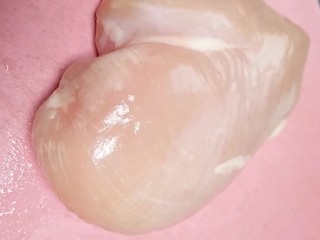 1、香酥炸鸡排,准备一块性感的鸡胸肉清洗干净