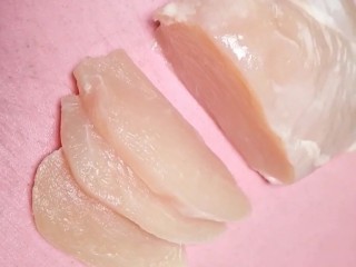 2、香酥炸鸡排,改刀切成厚片