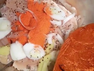 3、香酥炸鸡排,加入葱姜，料酒，盐，黑胡椒碎，腌制料