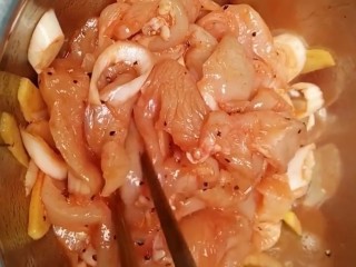 4、香酥炸鸡排,搅拌均匀腌制十分钟