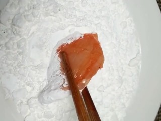 5、香酥炸鸡排,先沾上淀粉