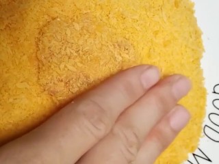 8、香酥炸鸡排,用手轻轻的拍，防止面包糠脱落