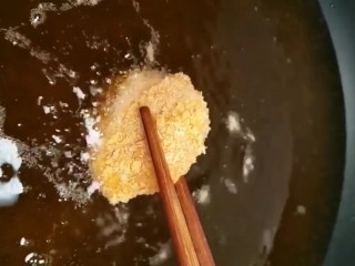 10、香酥炸鸡排,油温五成热下锅慢炸